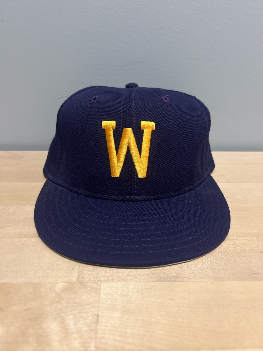 Washington Huskies Pro Line Vintage Fitted Cap Size 7 1/4
